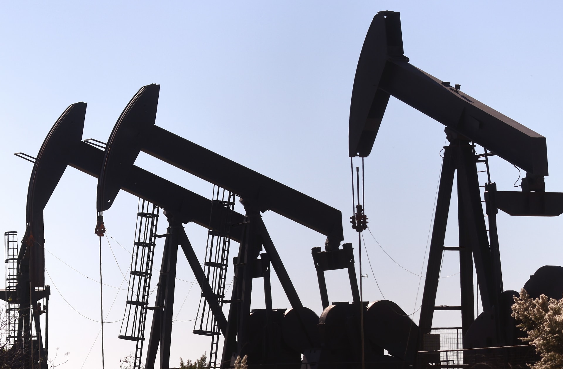 النفط يهبط وسط مخاوف من تراجع الطلب